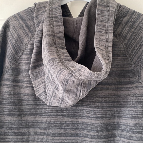 Joe Fresh Girl’s grey sweatshirt with hood - Picture 4 of 8